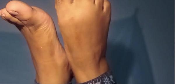  Ebony MILF teasing you with her amazing feet